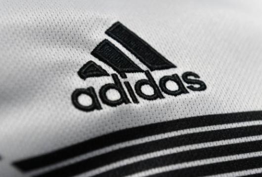 las “tres tiras” de Adidas solo pueden ser diagonales | Amo