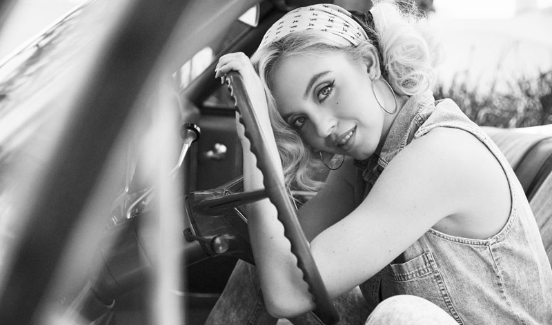 Campaña protagonizada por Sydney Sweeney para Guess Originals.