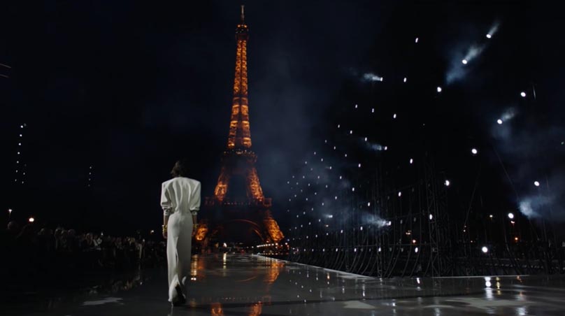 El comienzo del desfile de Saint Laurent delante de la Torre Eiffel.