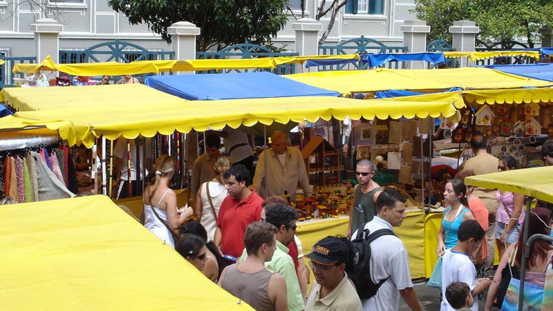 Personas recorriendo una feria, vista desde arriba.