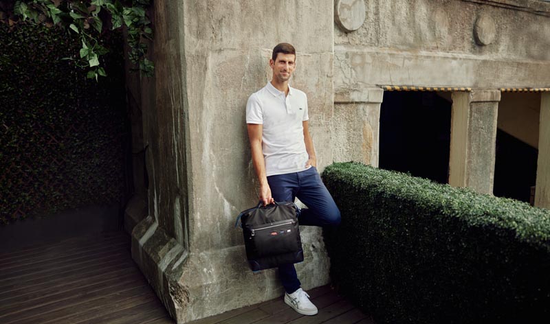 Novak Djokovic sosteniendo su bolso tote de Montblanc