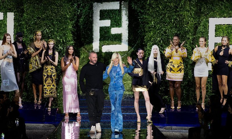 "Swap": Versace y Fendi presentaron una colección cápsula conjunta en Milán.