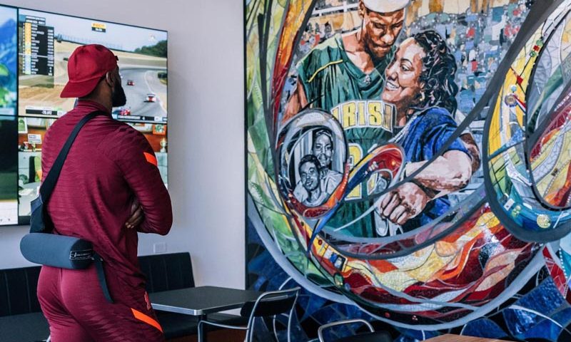 LeBron James mira el mural hecho en su honor en el nuevo centro de innovación de Nike