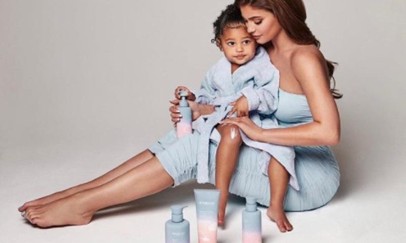 Kylie Jenner y su hija posan para la campaña de su línea para chicos