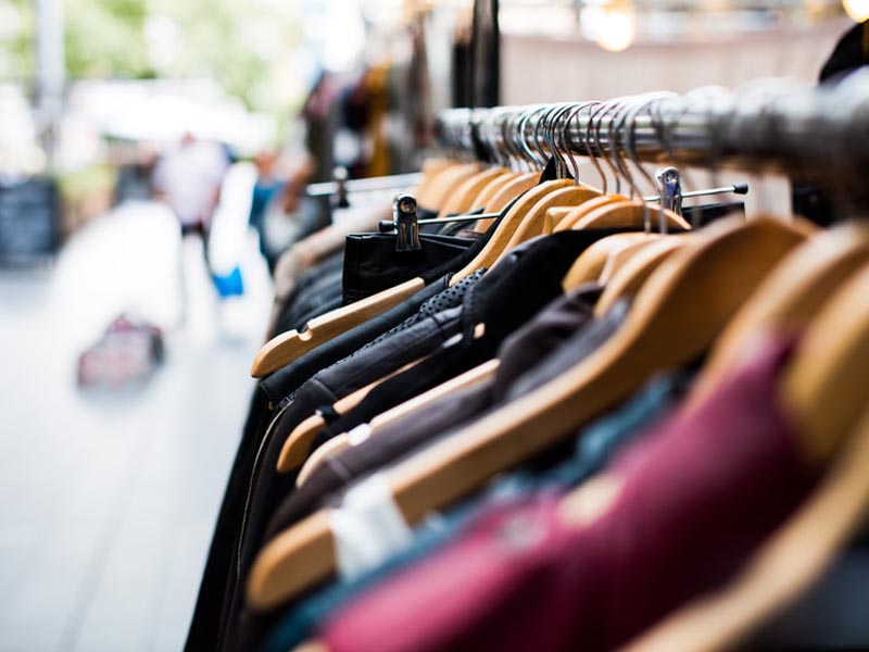 Prendas colgadas en el perchero de un local de ropa