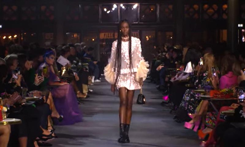 Primer look del desfile de Valentino Primavera Verano 2022