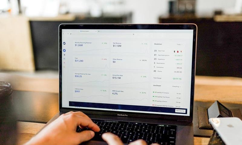 Monitor muestra precios a una persona con las manos en el teclado