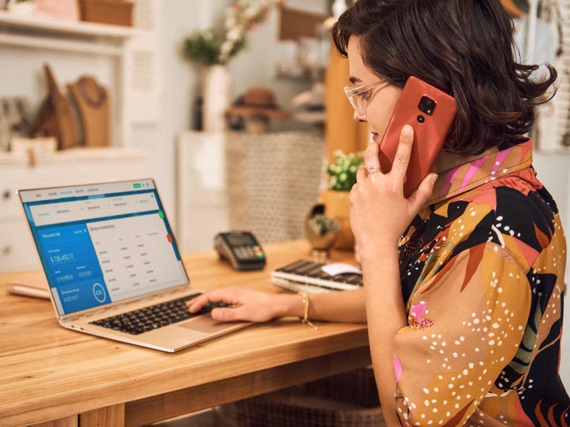 Mujer comprando online - ecommerce