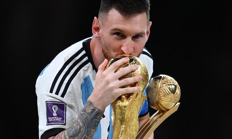 Lionel Messi besa la Copa del Mundo