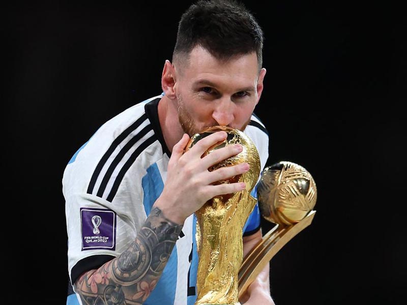 Lionel Messi besa la Copa del Mundo