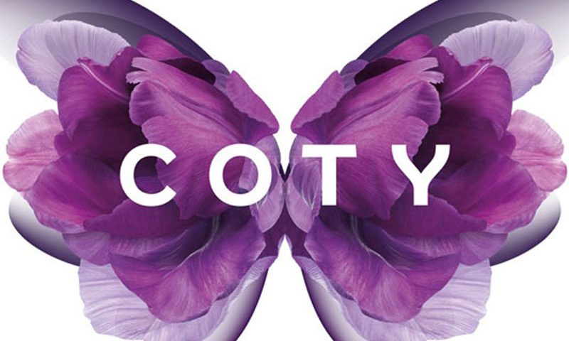 Logo de Coty sobre una mariposa