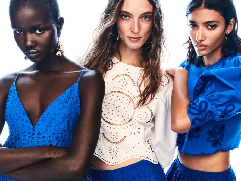 Campaña de tres modelos de H&M vistiendo en azul y crema
