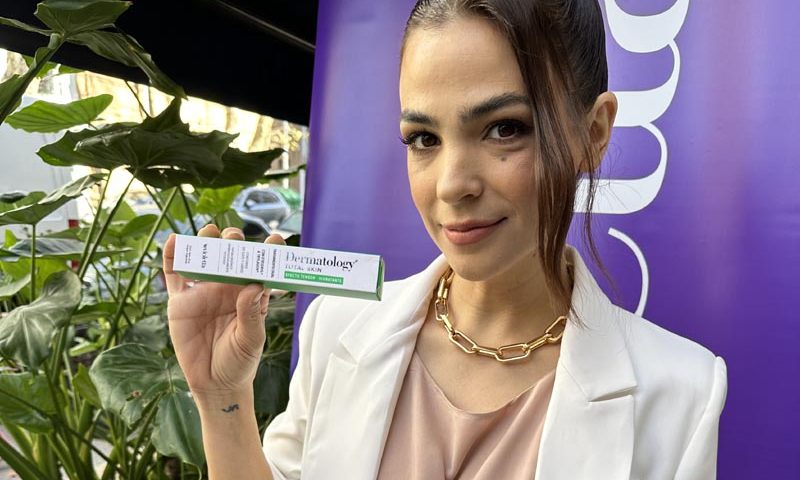 Agustina Cherri sosteniendo producto de Violetta Cosméticos