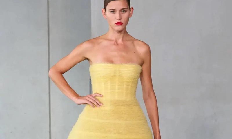 Modelo en el desfile de Carolina Herrera SS24