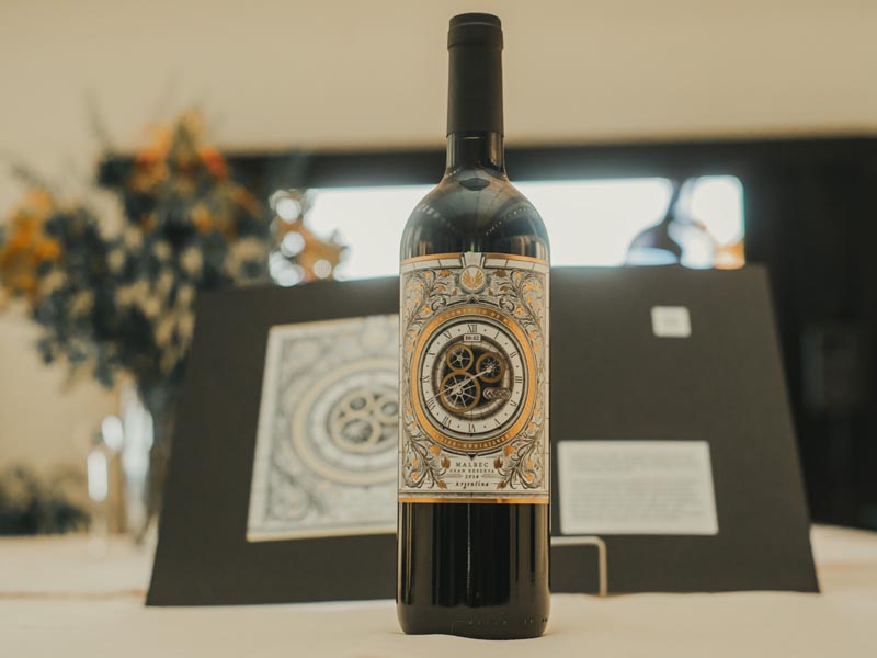 Botella de vino sobre la mesa. Concurso Nacional de Diseño de Etiquetas de Vino en Mendoza
