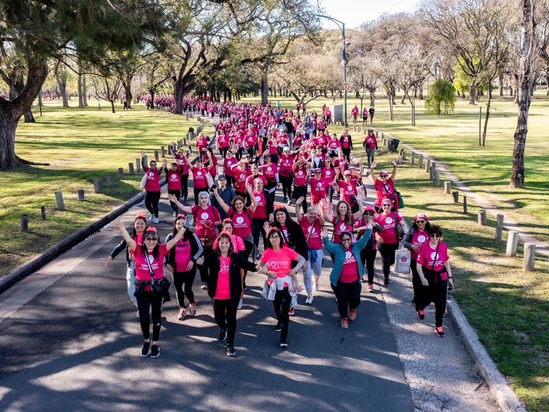Participantes en la caminata Avon 2023