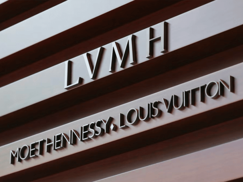 LVMH logo en el edificio
