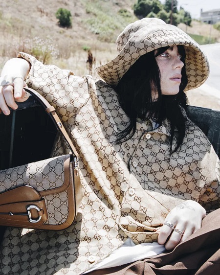 Billie Eilish y su cartera Gucci con monograma