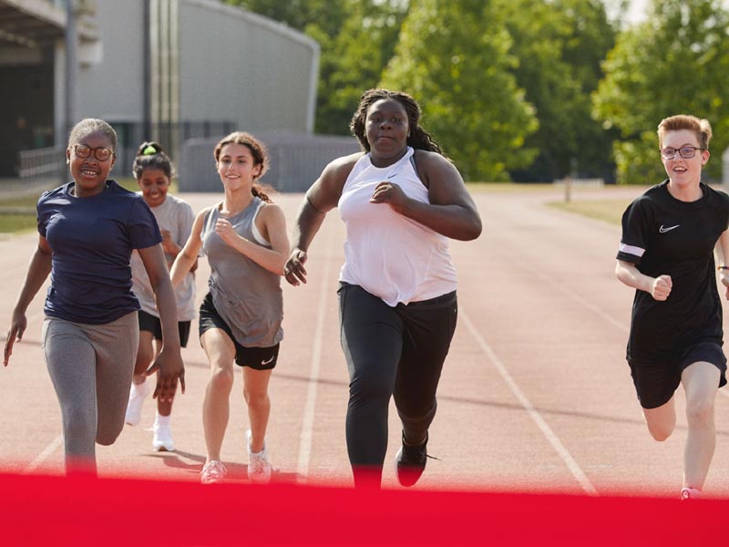 Chicas haciendo deporte Nike y Dove