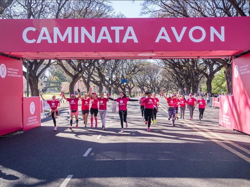 Participantes en la llegada de la Caminata Avon 2023