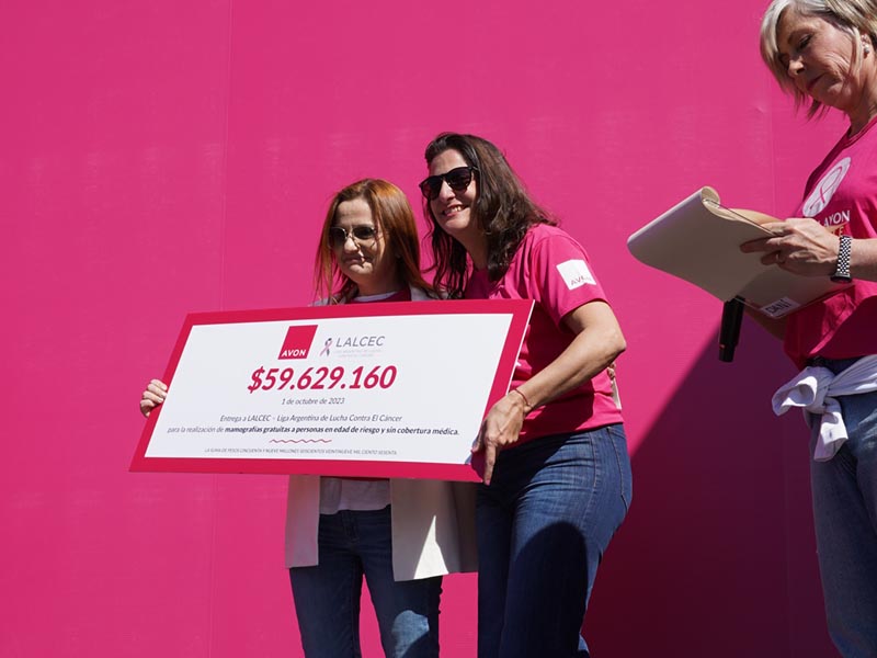 Cheque por 59 millones de pesos de Avon a LALCEC