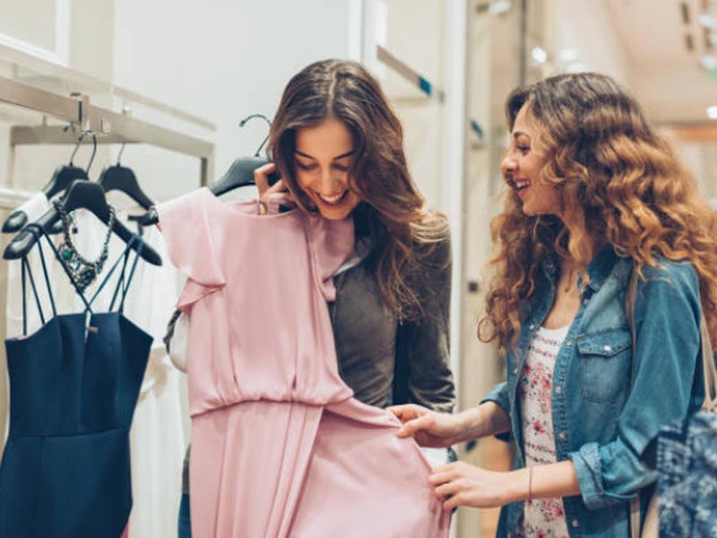 Dos mujeres comprando ropa juntas