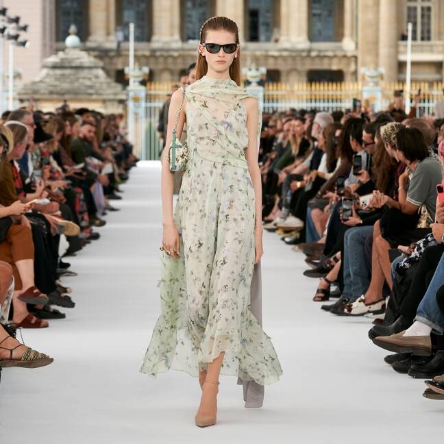 Modelo desfilando para Givenchy en París