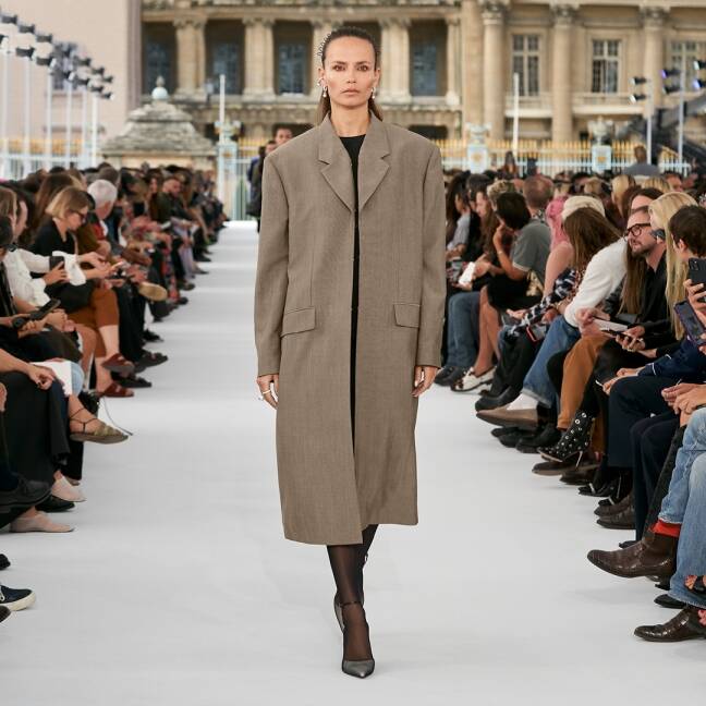Modelo desfilando para Givenchy en París