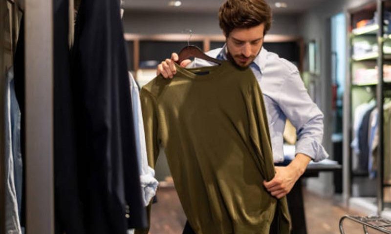 Probarse ropa indumentaria de hombre