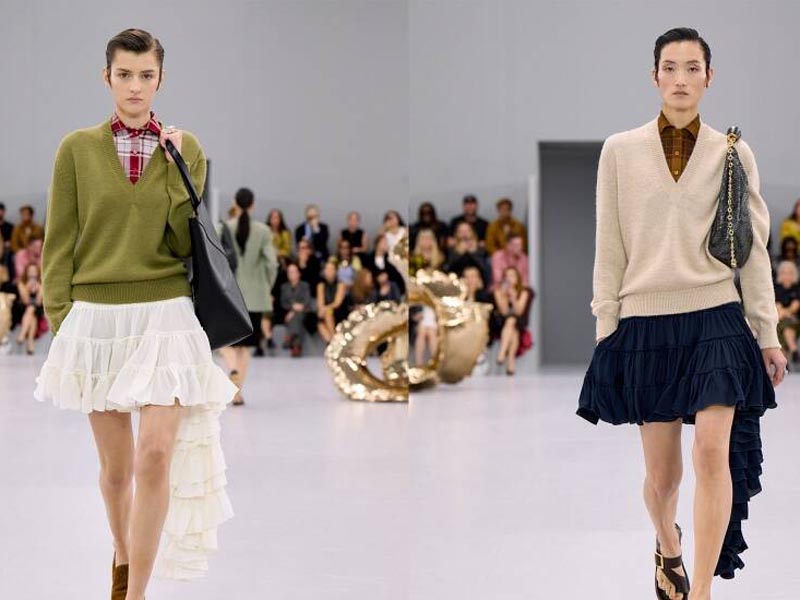 Dos modelos caminan sobre la pasarela de Loewe en la Semana de la moda de París 2024