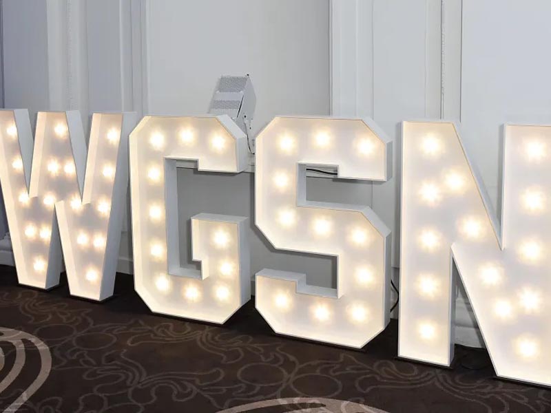 Logo de WGSN en letras luminosas