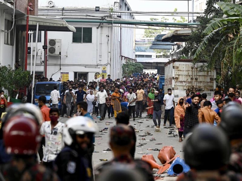 Protestas de obreros textiles en Bangladés