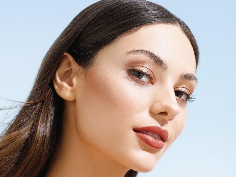 Modelo con maquillaje natural neutro primer plano de su rostro