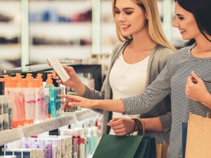 Dos mujeres comprando en un local de belleza maquillaje