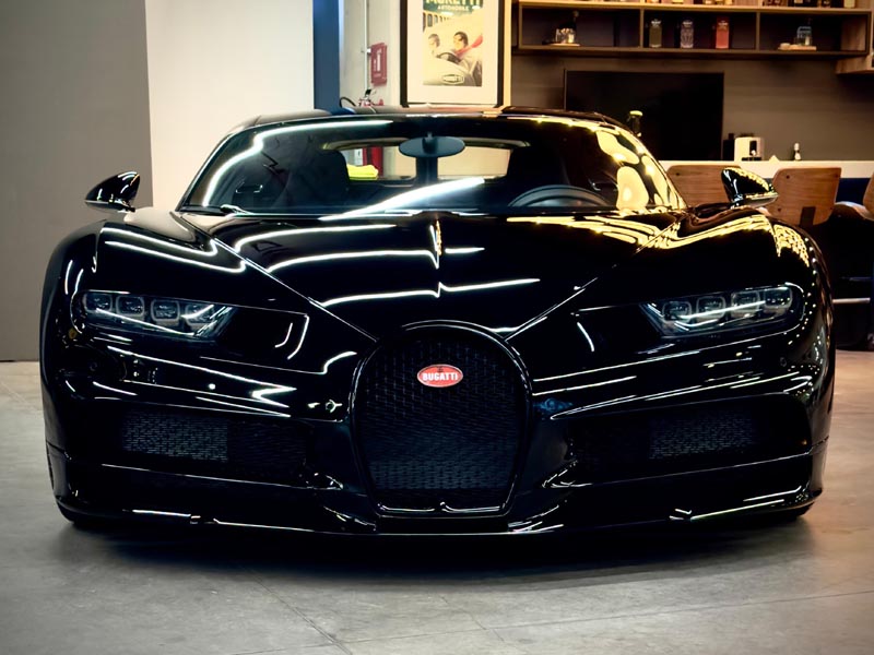 Auto deportivo Bugatti negro