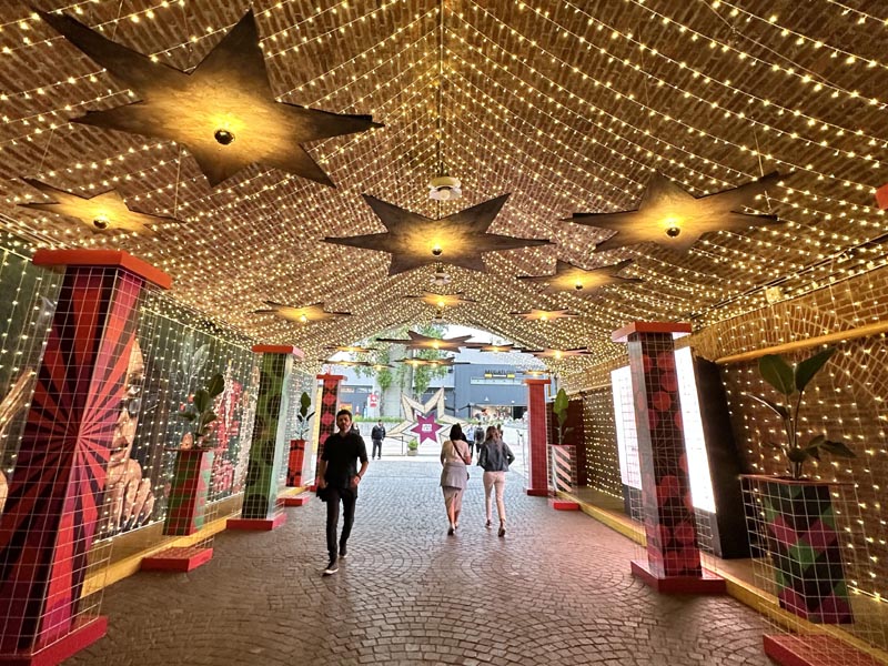 Entrada de Distrito Arcos decorada con Luces para Navidad