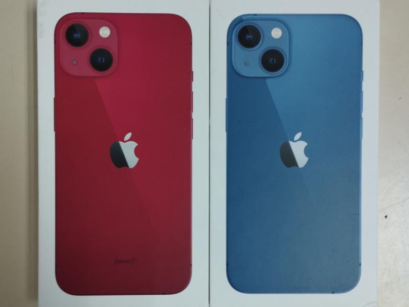 Dos cajas de iPhone modelos azul y rojo