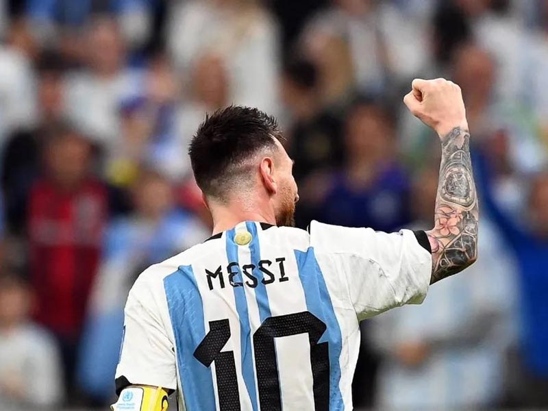 Messi de espaldas en el Mundial de Quatar 2022 con la camiseta de Argentina