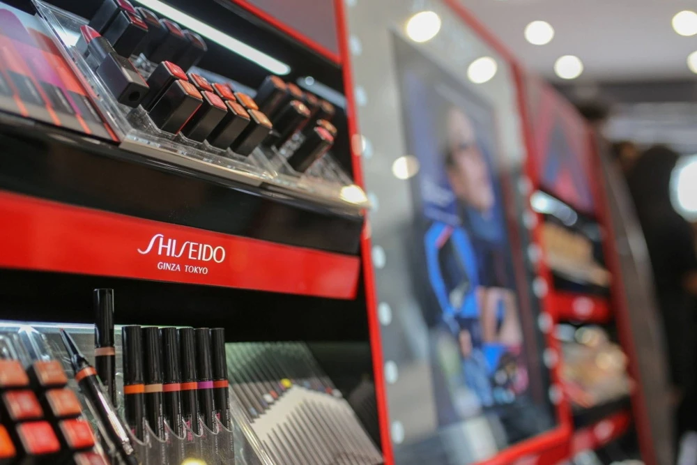 maquillajes de Shiseido en góndola de tienda de belleza