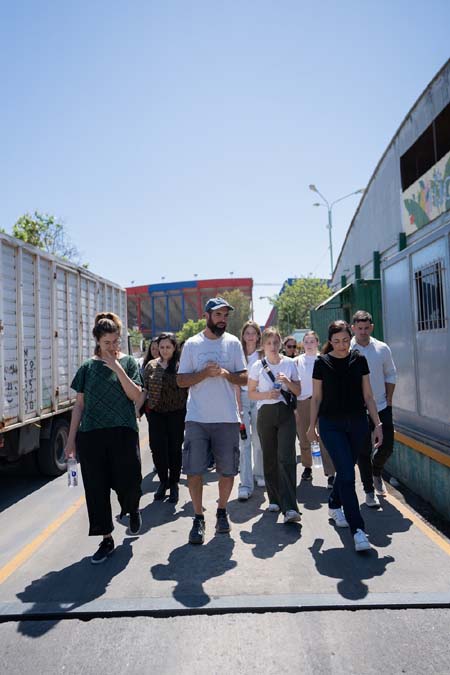 “Beiersdorf’s Women in Circularity Program” es un fondo iniciado y habilitado gracias a la donación de Beiersdorf y operado por la organización Haus des Stiftens. A través de esta donación, las organizaciones antes mencionadas podrán ofrecer oportunidades de ingresos y desarrollo a más de 1.600 mujeres dentro del sector de la gestión de residuos, lo que en consecuencia directa también tendrá un impacto positivo para sus familias y comunidades.

“Además, la iniciativa ayudará a aumentar la capacidad de recolección y reciclaje de desechos plásticos de estas organizaciones de 15.000 toneladas de plástico por año, al expandir su infraestructura de gestión de desechos plásticos, incluidas nuevas plantas de reciclaje. Los fondos crearán nuevos empleos y mejorarán las condiciones de vida y de trabajo de las recolectoras de residuos a través de la provisión de capacitación, servicios de salud y seguridad ocupacional”, dijo Luisa Robles Vega, Gerente de Sostenibilidad, Estrategia Ambiental y Derechos Humanos. 

Los planes también incluyen, por ejemplo, el establecimiento de un programa de promoción ambiental para educar a las comunidades sobre comportamientos de reciclaje, la concesión de becas académicas y/o el acceso a jardines de infancia, entre otras medidas.