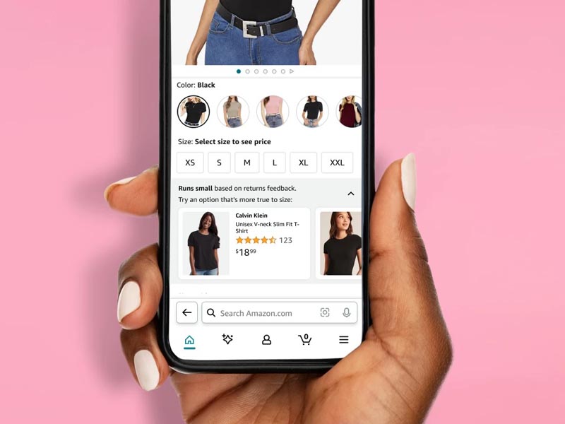 mano sosteniendo el teléfono con la aplicación de Amazon abierta, viendo remeras de mujer