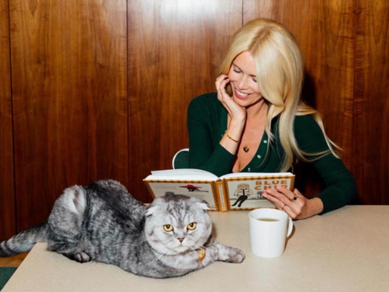 Claudia Schiffer con su gato Chip leyendo su último libro