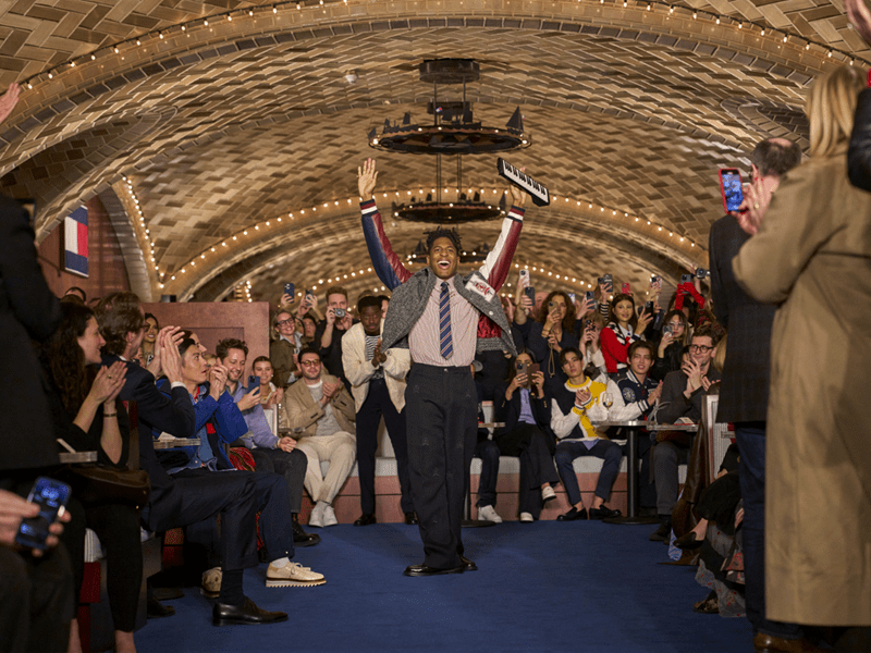 Mega desfile de Tommy Hilfiger en Nueva York