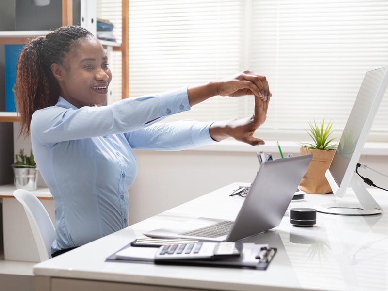 Ejercicios en el escritorio para mejorar la postura