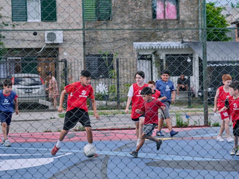 Topper arregló la cancha en Los Depa, Beccar