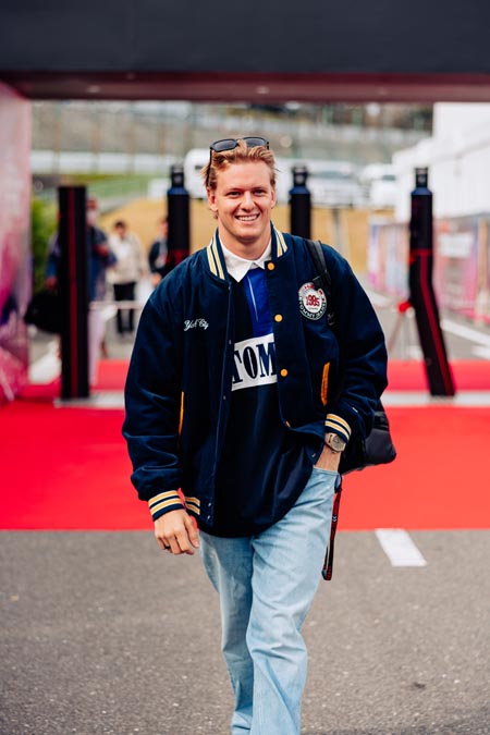 Mick Schumacher viste Tommy Hilfiger en el GP de Japón 2023