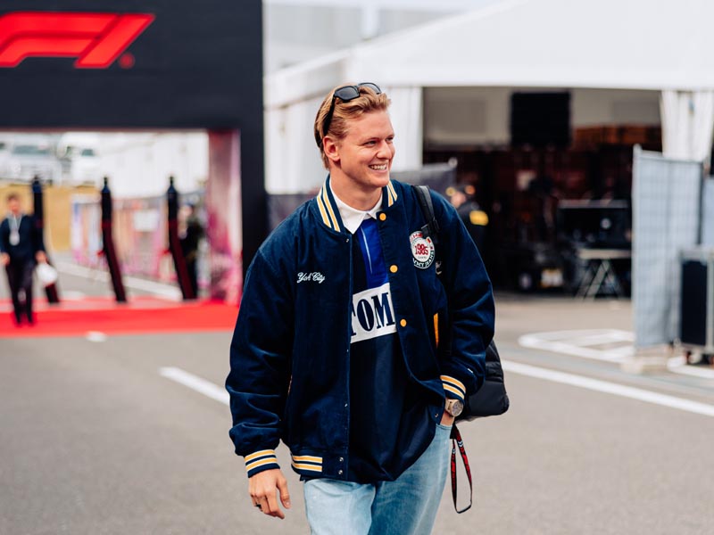 Mick Schumacher viste Tommy Hilfiger en el GP de Japón 2023