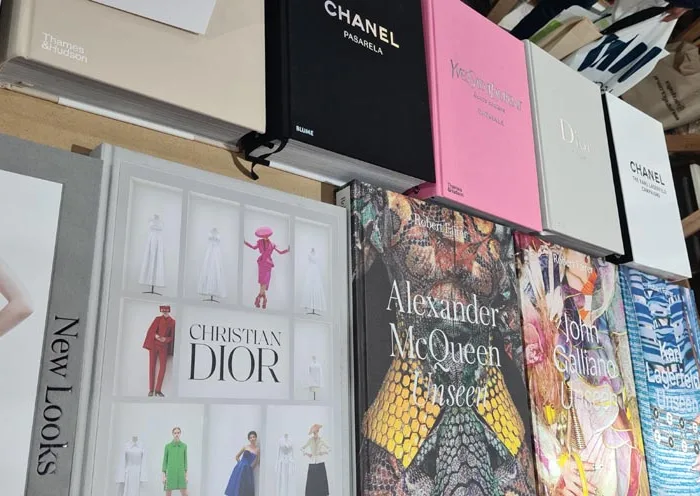 Libros sobre moda en La Paragráfica