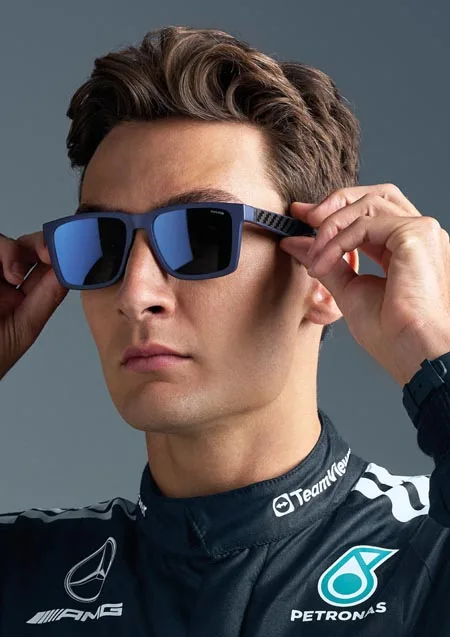 George Russell en Gafas Police Mercedes-AMG PETRONAS Formula One Team