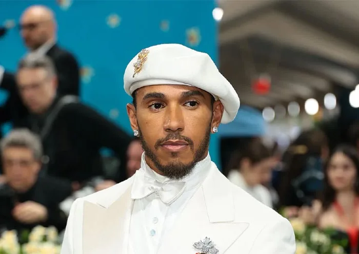 Sir Lewis Hamilton en la MET Gala 2025